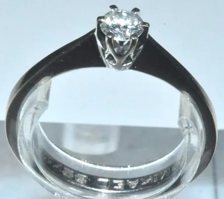 Ring med diamant 0,20ct, Ø 17 mm, 18k  Vikt: 2,4 g