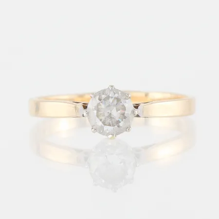 Ring med vit sten, storlek 19 ½ mm, bredd 2.2-6.9 mm, 18k. Vikt: 3,4 g