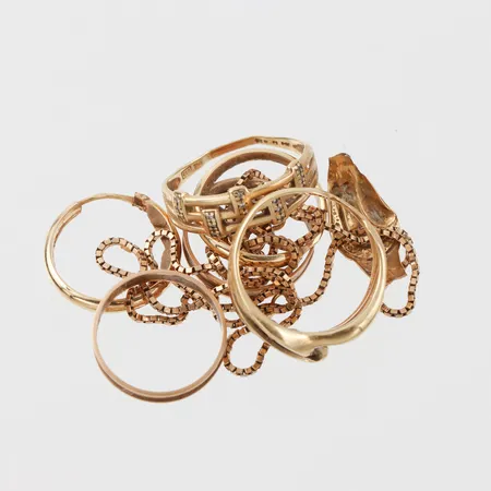 Trasigt guld, 18k. Vikt: 16,3 g