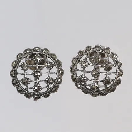 Ett par Örhängen med markasiter, Ø13mm, snurrebussar, silver 830/1000 Vikt: 3,1 g