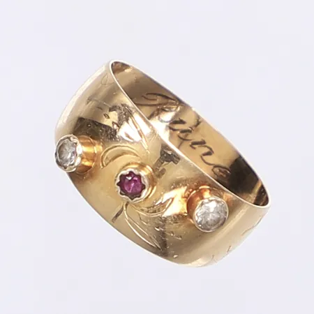 Ring med vita och röda stenar, stl 15½, bredd 4-8mm, 18K Vikt: 1,7 g