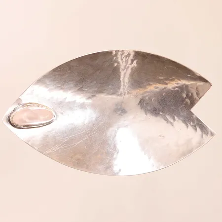 Skål med en rosenkvarts, Pirkan Kulta, "KÄSITYÖTÄ" (handgjord) Tammerfors 1958, längd: 10cm, 813/1000 silver, 29,3g.
