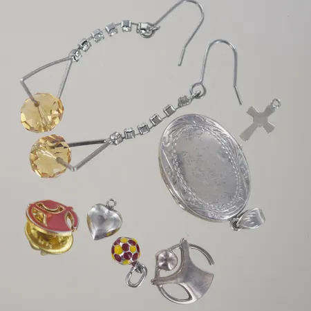 Diverse silver smycken 7,4 gr + bijouteri 5,1 gr Vikt: 7,4 g