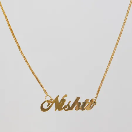 Collier, integrerat namnhänge Nishti, längd ca 49cm, bredd 1-11mm, ojämnheter, 18K Vikt: 6,5 g