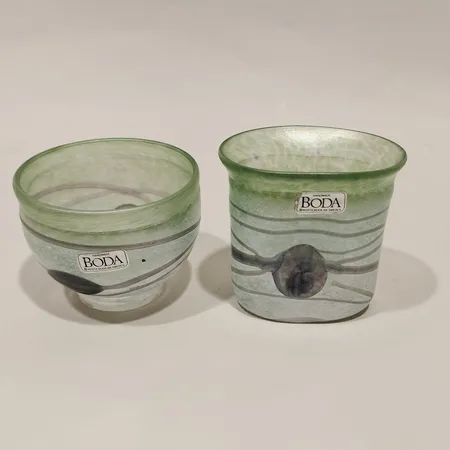 En miniatyrskål, Kosta Boda, Artist collection, Bertil Vallien, numrerad 58214, höjd 6cm, en miniatyrvas, Kosta Boda, Bertil Vallien, höjd 5cm  