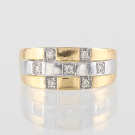 Ring vit och rödguld med diamanter ca 7x0,02ct, storlek 17 mm, bredd 3-9 mm, Guldfynd AB, 18k. Vikt: 5,3 g