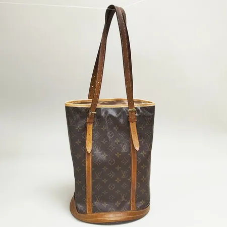 Väska Louis Vuitton Grand bucket GM, monogramcanvas, beslag i gulmetall, beige foder, modell: M42236, datumkod: DK2140, mått 35x27x20cm, ett fack samt ett fack med dragkedja, mindre slitage på axelremmar samt vachettalist, reparationskvitto från Louis Vuitton Birger Jarlsgatan 2011, dustbag. 
