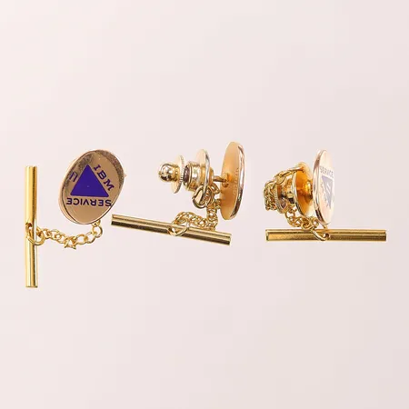 Knappar i guld, 14,6x10,5mm, stoppar i oädel metall, 14K, 13,1g.
