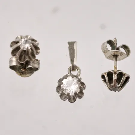 Set i silver, 1par örhängen, mått Ø7mm, vita stenar, mått Ø3mm, hänge, mått 7x15,5mm, 1st vit sten, mått Ø 4,6mm, 830/1000, vikt 1,74g.