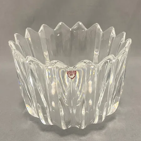 Skål i klarglas, Fleur, Orrefors, Jan Johansson, höjd ca 13cm, Ø19cm, etikettmärkt, mindre nagg på fot, singerad, numrerad 451413  Skickas med paket.