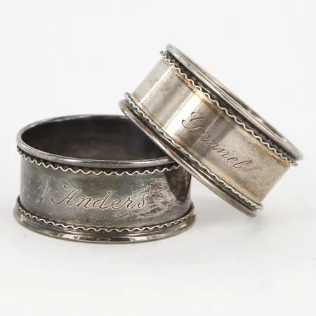 Två servettringar Ø43mm, med gravyr, 830/1000 Silver Vikt: 30 g