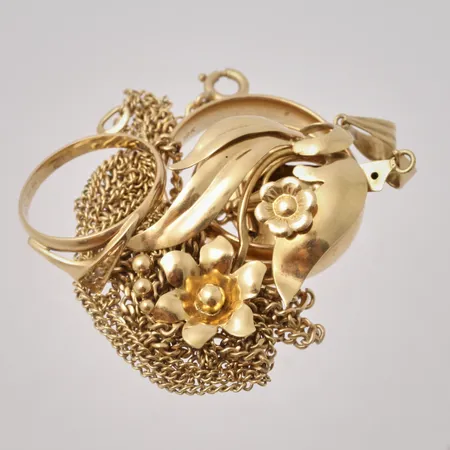 Diverse defekt guld, 18K, vikt 28,24g.