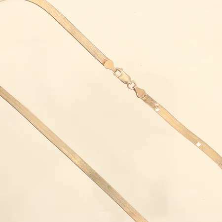 Collier, längd 45,5cm, bredd 5mm, skev, skadat, 925/1000 silver  Vikt: 13,9 g