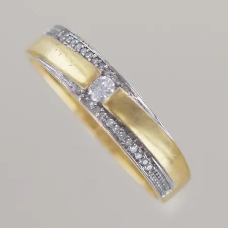 Vigselring  med 23 diamanter 0,13ct Wesselton, Ø 19 mm B 2,5- 5 mm, 18k Vikt: 3 g