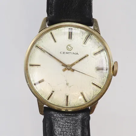 Herrur Certina 14K Ø34mm, manuell uppdragning, gravyr, boett nr 5209.124 snr. 848482, ca 1960-tal, urtavla med hårt slitage, slitet läderband, defekt krona (utbytt), bruttovikt 31,7g 