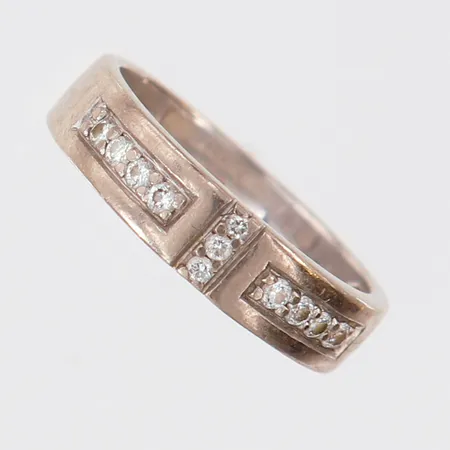 Ring med briljantslipade diamanter 11 x ca 0,01ct, stl: 16½, bredd 4,5mm, GHA, vitguld 18K.  Vikt: 4 g