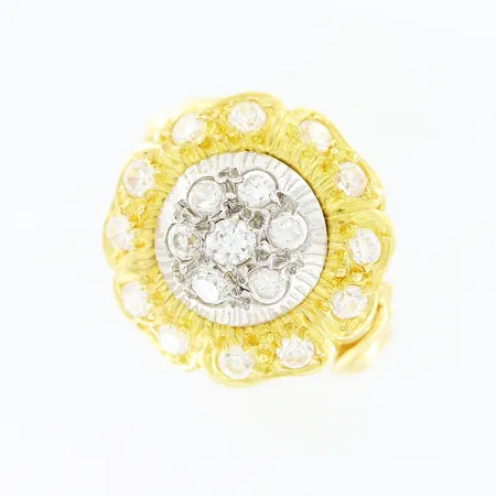 Ring, vita stenar, stl 17¾, bredd 3-17mm, vit/gulguld, något ojämn skena, 18K.  Vikt: 8,3 g