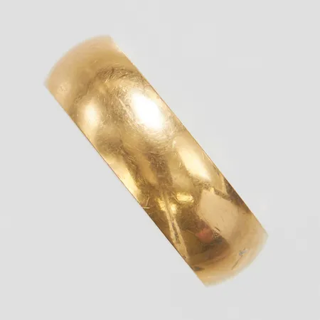 Ring, stl 17¼, bredd 6mm, gravyr, 18K Vikt: 6,9 g