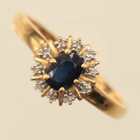 Ring, blå sten och diamanter 10xca0,005ct, stl 19, bredd 1,7-9,8mm, GHA, 18K Vikt: 3,6 g