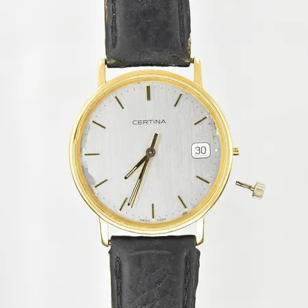 Herrur Certina, 14K, quartz, datum, boett Ø34 mm, gravyr på boett, lös krona, defekt urtavla, batteribyte behövs, slitet läderband. Vikt: 0 g