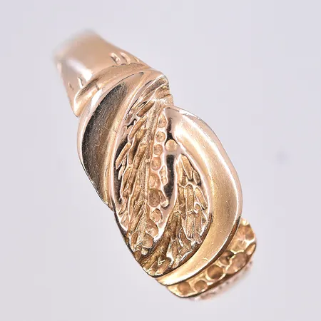 Ring, stl 19¾, bredd 4-9 mm, 18K. Vikt: 4,6 g