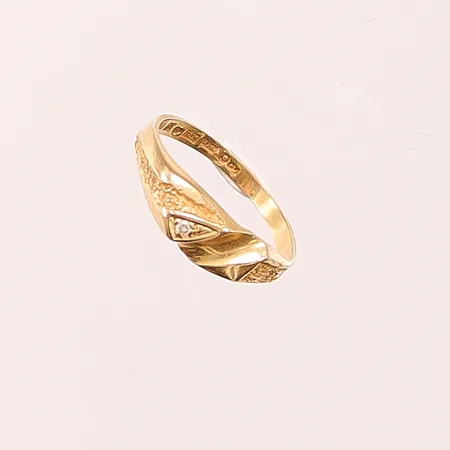 Ring, med diamant 0,01ct enligt gravyr, Ø16¼, bredd: 2,2-5,4mm, 18K, 1,9g.
