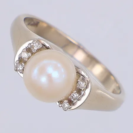 Ring, vitguld, diamanter 0,06ctv 8/8slipade, odlad saltvattenpärla, 18K Vikt: 4,3 g