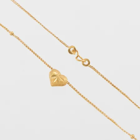 Collier med hänge, längd ca 42 cm, 23k, thai. Vikt: 3,8 g