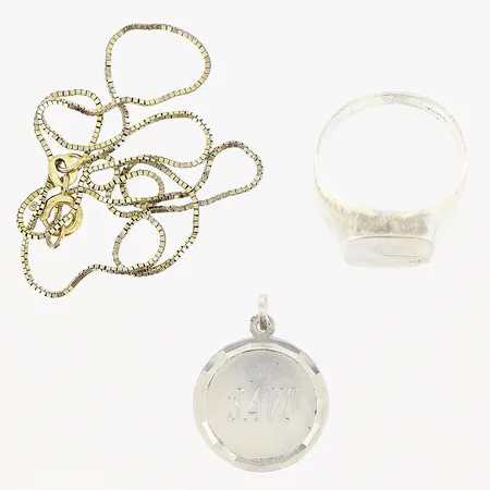 1 klackring, 1 kedja, 1 hänge, förgylld, gravyr, slitage, silver.  Vikt: 8,6 g