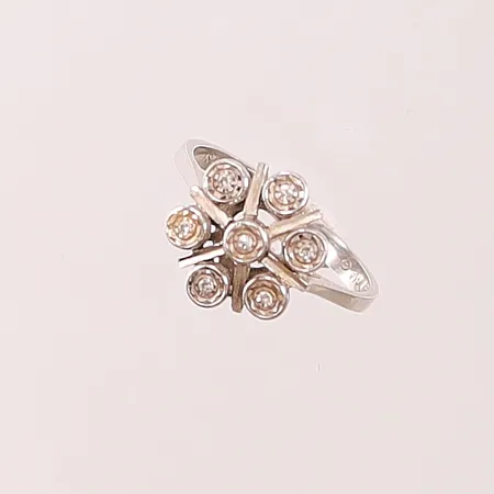 Ring med diamanter 7 x ca. 0,01ct,m Ø18, bredd: 2,5-13,1mm, vitguld, 18K, 3,6g Vikt: 3,6 g