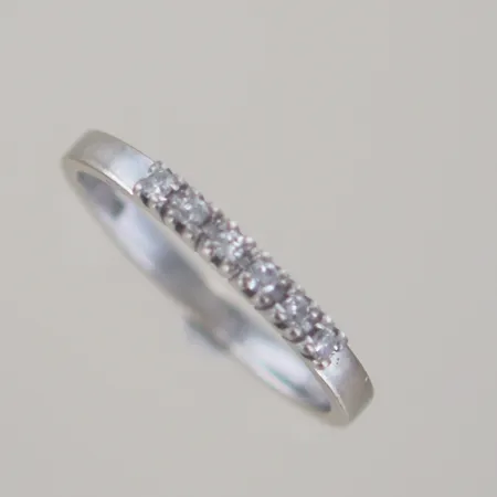 Alliansring med 6 diamanter 0,12ct, Ø 18,75 mm, vitguld 18k Vikt: 3,2 g