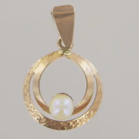 Hänge med pärla, längd 2,4 cm, bredd 1,5 cm, 18K Vikt: 1 g