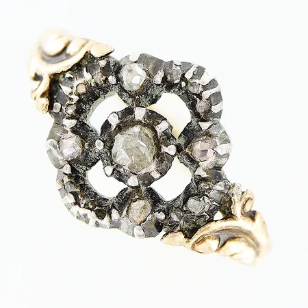 Ring, rosenslipade diamanter, stl 17¾, bredd 1,5-12mm, gravyr, infattning i silver, skena i 18K, gravyr, brv: 3,4gram Vikt: 3,4 g