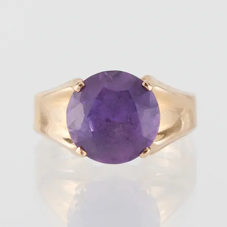 Ring med lila sten, K&EC Göteborg, något ojämn form, storlek 16 mm, bredd 2.9-9.9 mm, 18k. Vikt: 3,1 g