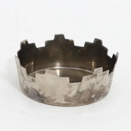 Coaster för vinflaska "Krona" designad av Jan Ostwald, såld på Firma Svenskt tenn, Ø11cm, vitmetall