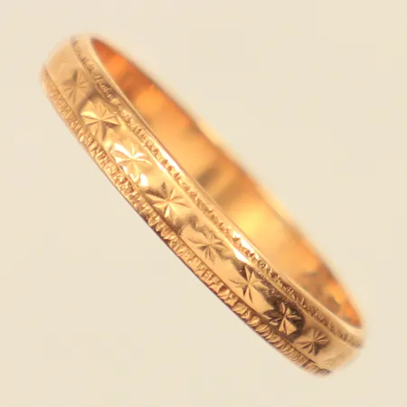 Ring med mönsterdekor, stl 18½, bredd ca gravyr, 18K Vikt: 1,9 g