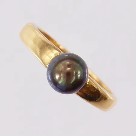 Ring med odlad färgad pärla Ø6,5mm, stl 17, bredd 2,5mm, skadad pärla . 18K  Vikt: 3,6 g