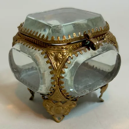 Smyckesskrin modell Napoleon III, glas, 65 x 63mm, ett glas chippat, nån repa, förgylld mässing