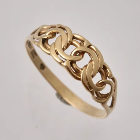 Ring i 18K guld, Bismarck, stl 18¼, bredd 2-6,7mm, tillverkad av Bronsil AB, vikt 1,9g.