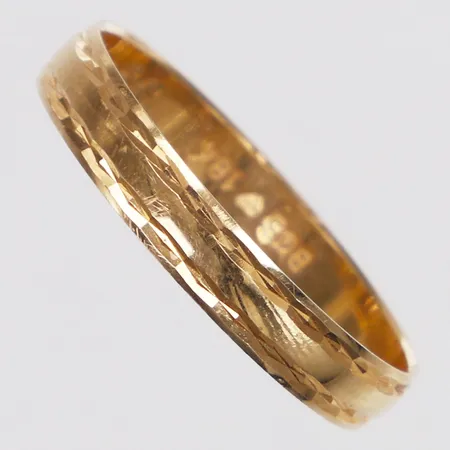 Ring, Schalin, stl 19¼, bredd 3,4mm, gravyr, 18K  Vikt: 1,9 g