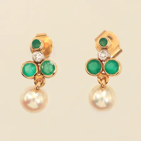 Ett par örhängen med diamanter ca 2x0,02ct, gröna stenar och pärlor, ca 17mm, 18K Vikt: 2,7 g