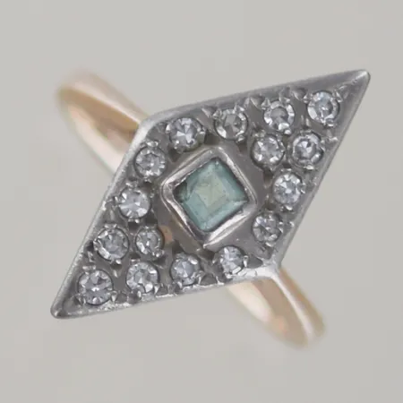 Ring med 16 diamanter 0,12ct,, Ø 16mm, 14k. Saknas en liten bit av den gröna stenen Vikt: 5,1 g
