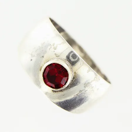Ring, röd sten, stl 17, bredd 5-10mm, silver 835/1000.  Vikt: 2,6 g