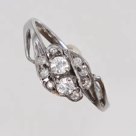 Ring med vita stenar,  stl 16¾, bredd 1,5-7mm, silver 925/1000 Vikt: 1,5 g