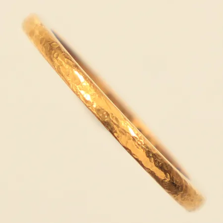 Ring, stl 16½, bredd 1,6mm, gravyr, 23K  Vikt: 3,6 g