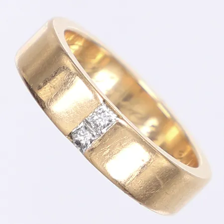 Ring med prinsesslipade diamanter 2x ca 0,06ct, stl 20¾, bredd 6mm, gravyr, stort nagg på ena diamanten, 18K Vikt: 13,9 g