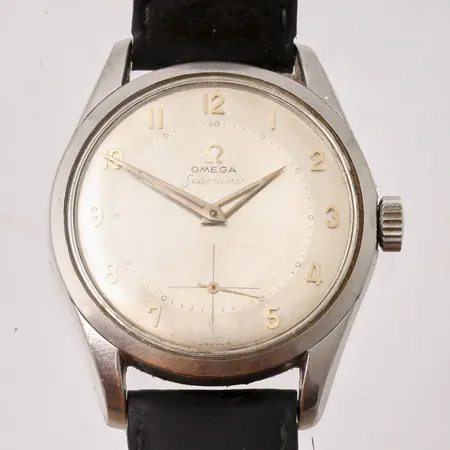 Herrur Omega Seamaster, stål, manuell, liten sekundvisare, cal 267, verk-nr 16184393, repor på glas, åldersslitage på text, slitet läderarmband.