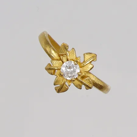 Ring med vit sten, stl 16¼, bredd 2-7mm, ojämn skena, 23K  Vikt: 3,8 g