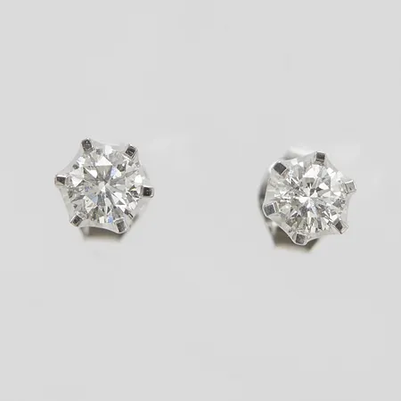 Ett par örhängen, briljantslipade diamanter 1 x ca 0,25ct, TW/SI1 samt 1 x ca 0,23ct, TW/VS2, GHA, vitguld, 18K Vikt: 1,5 g