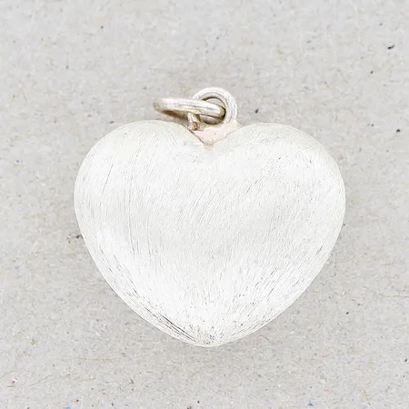 Hänge, hjärta, borstad yta, 23x28mm, ihåligt, 925/1000 silver  Vikt: 3,6 g